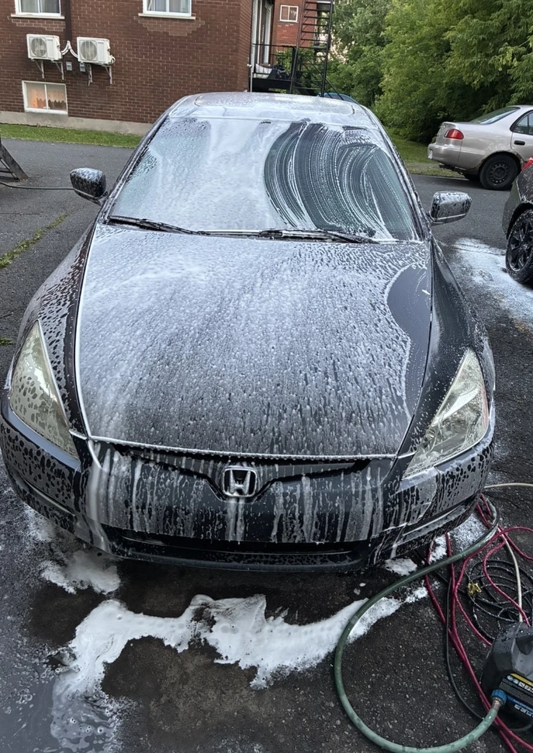 Honda recouverte de mousse pendant un lavage extérieur