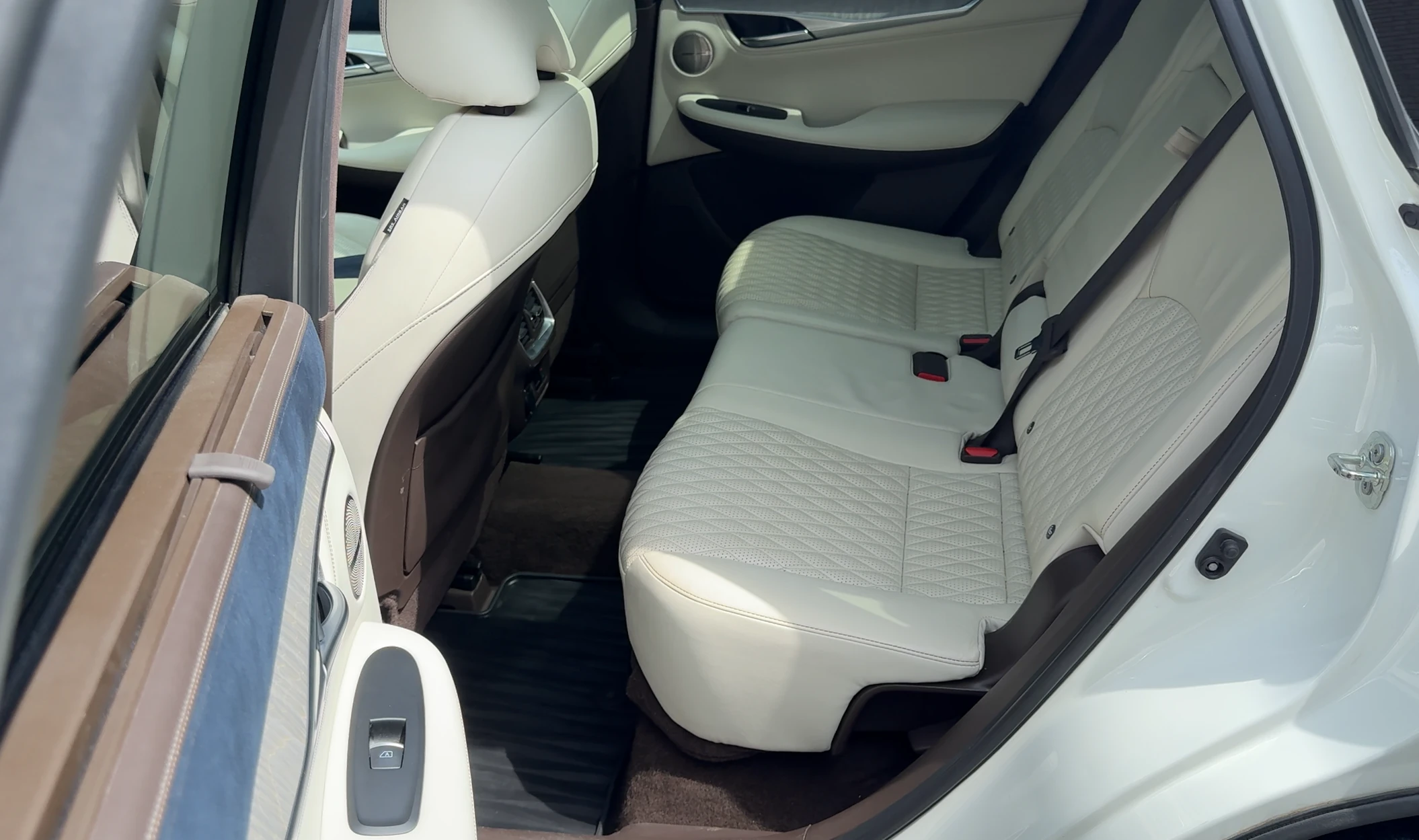 Habitacle arrière blanc après un nettoyage intérieur complet