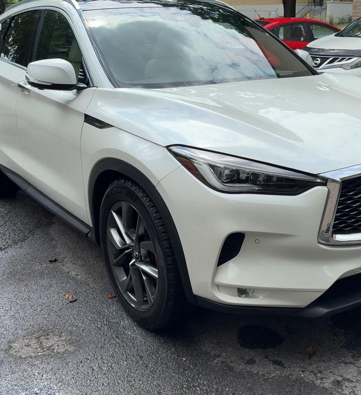 Infiniti blanche nettoyée directement chez le client