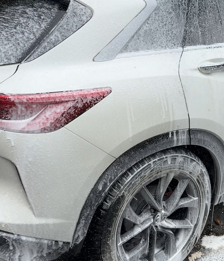 Lavage extérieur d’un VUS blanc